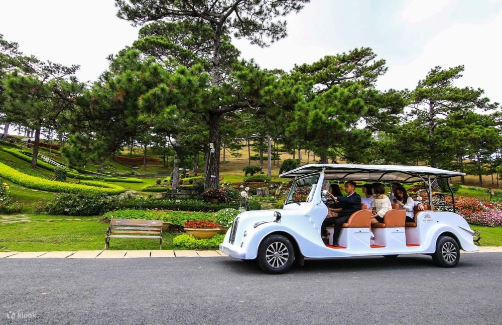 Vé Thung lũng Tình Yêu có nhiều mức giá và đều bao gồm dịch vụ xe điện vận chuyển để tham quan khu du lịch